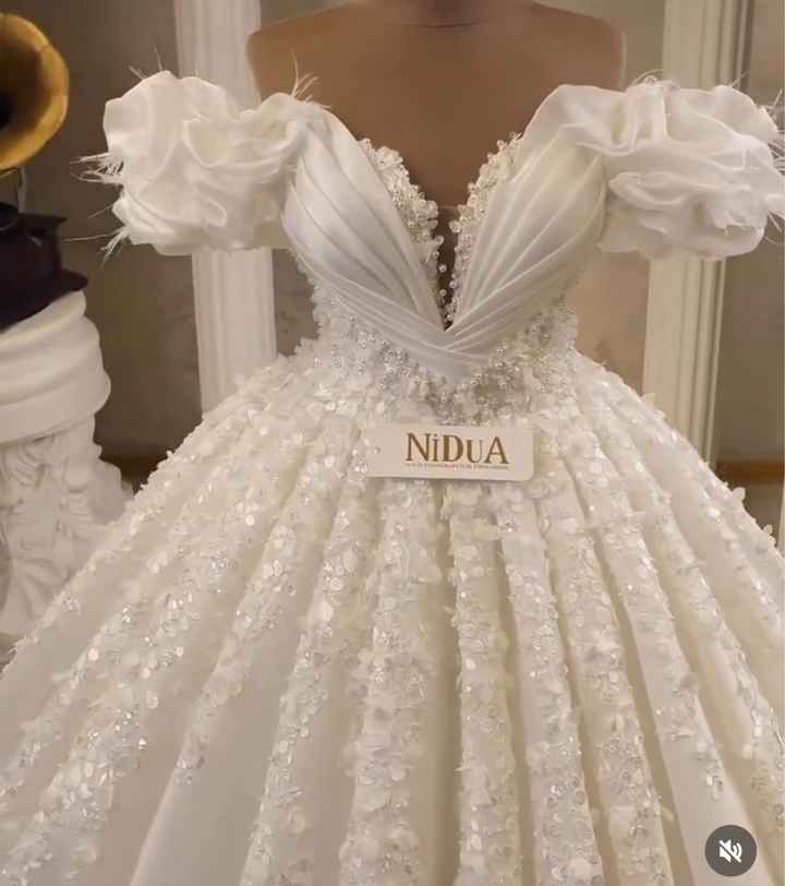 Un drapé ou un tissu plissé sur la robe 👰‍♀️ - 1
