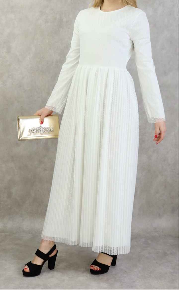 Ma belle-sœur en robe blanc cassé ? - 1