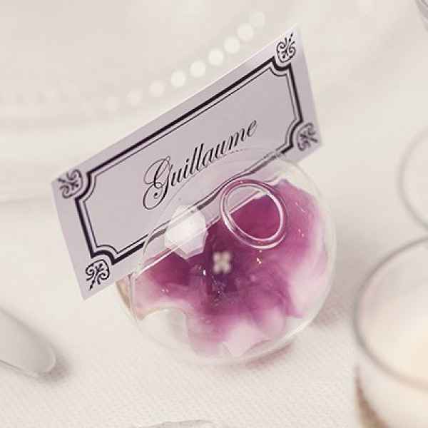 Pour les noms de tables. Nous y ajouterons une rose. 