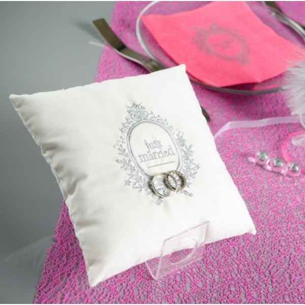 Coussin porte alliance - On ajoutera également un ruban rose pour tenir les alliances