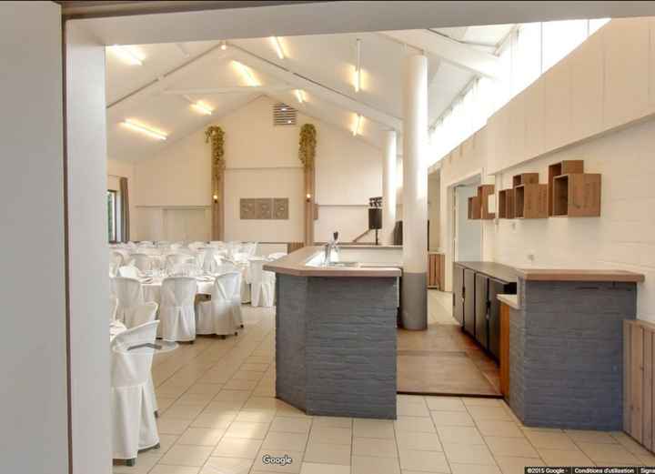 Salle du repas, avec le bar devant