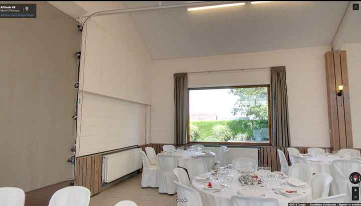 Sur la gauche (le gris) est une ancienne porte syle garage. Elle sera remplacée par une porte en boi