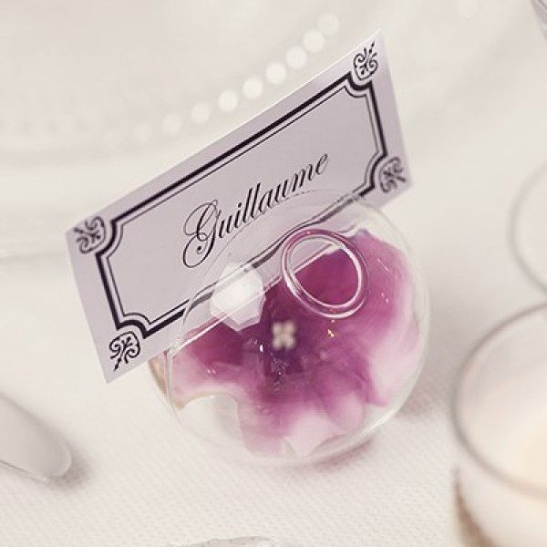 Pour les noms de tables. Nous y ajouterons une rose. 