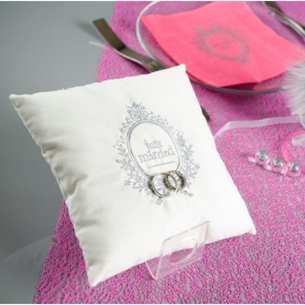 Coussin porte alliance - On ajoutera également un ruban rose pour tenir les alliances