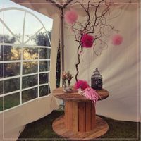 2 mini tourets en guise de table basse pour le coin assis du VH