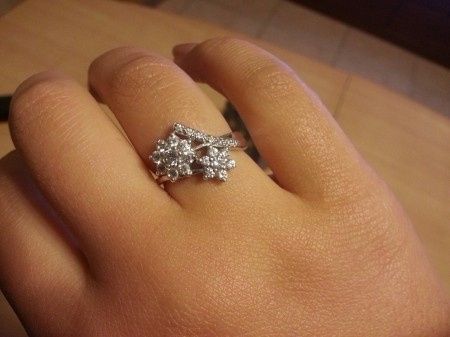 Qui porte une bague de fiançailles ? - 1