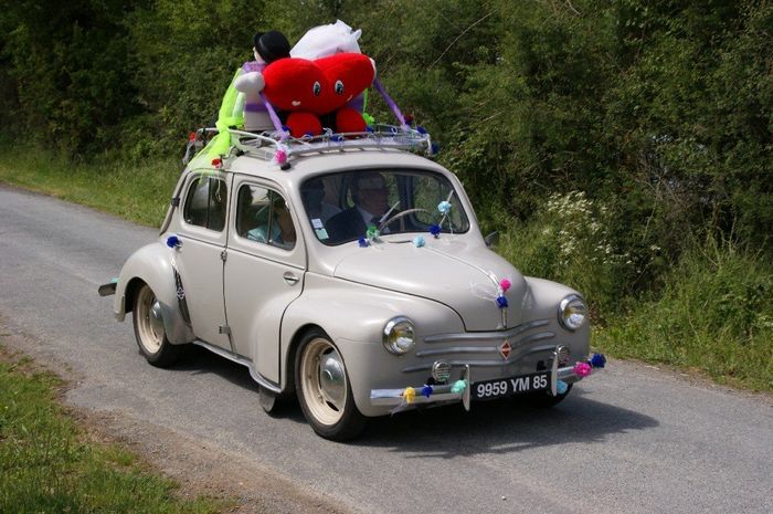  la voiture des grands parent des mariés