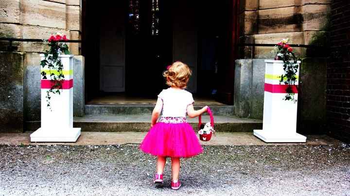 tenue demoiselle d'honneur et pots entrée eglise