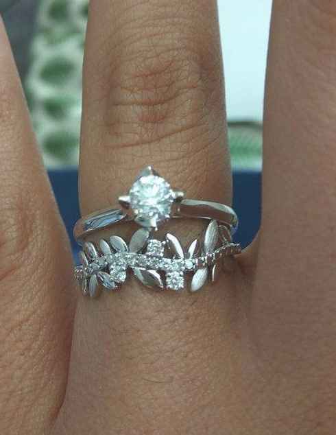 Bague de fiançailles et bague alliance 