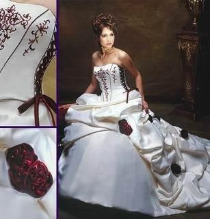 robe blanche avec fleurs rouges 