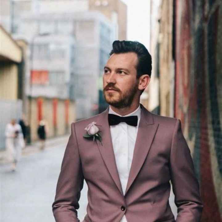 Parmi ces costumes violet, quel est votre préférence ? - 1