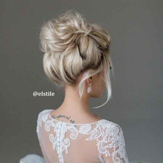 Coiffure chignon ou cheveux détachés - 1