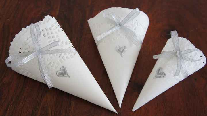 cones dentelles blanc et argenté