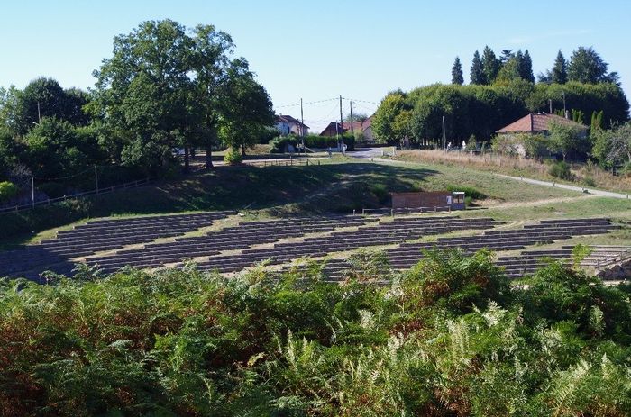 Gradins a 100m de la tour en contrebas
