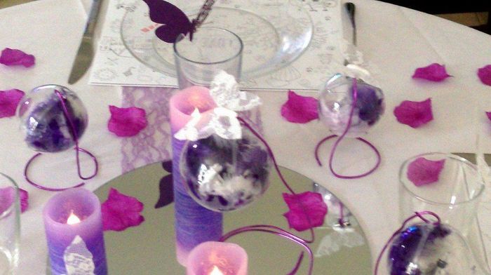 Essais table des enfants avec pétales et papillon sur les boules