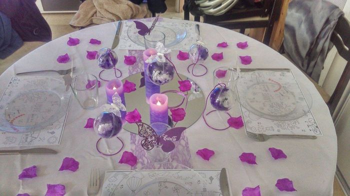 Essais table des enfants avec pétales et papillon sur les boules