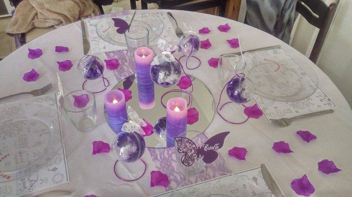Essais table des enfants avec pétales et papillon sur les boules