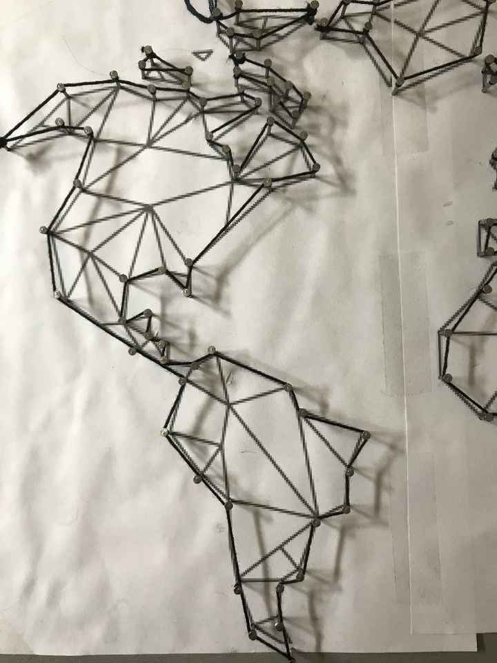 étape 1 : on imprime le gabarit souhaité à la taille correspondant au support, on plante les clous p