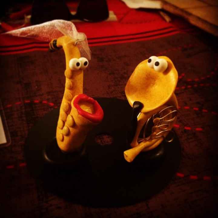 figurines instruments