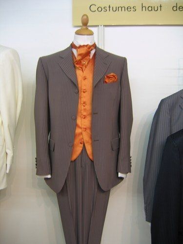 Quel est la couleur du costume de votre chéri avec votre robe couleur ivoire? - 1