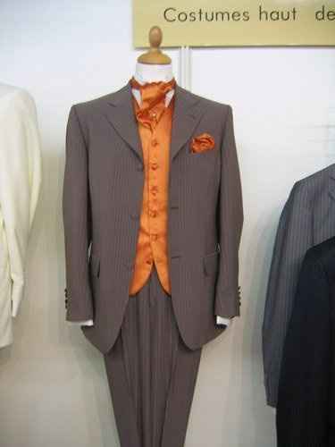 Quel est la couleur du costume de votre chéri avec votre robe couleur ivoire? - 1