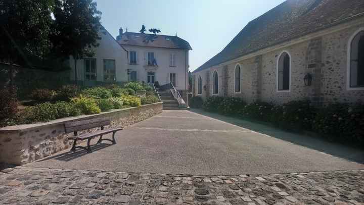 Mairie à gauche, Eglise à droite
