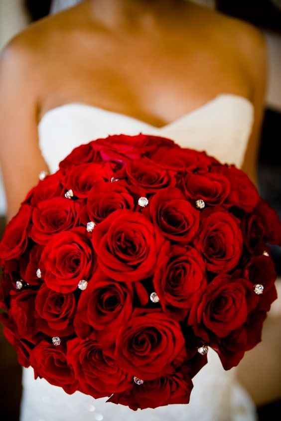 Bouquet de mariée rond, roses et perles