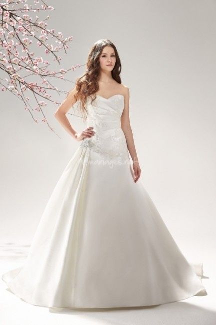 la robe de mariée du 7 mai est ...