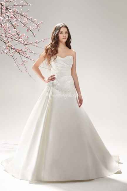 la robe de mariée du 7 mai est ...