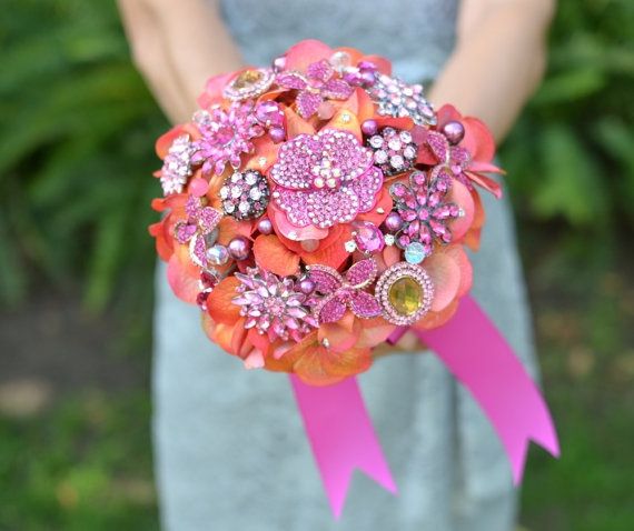 bouquet de broche et fleurs de soie