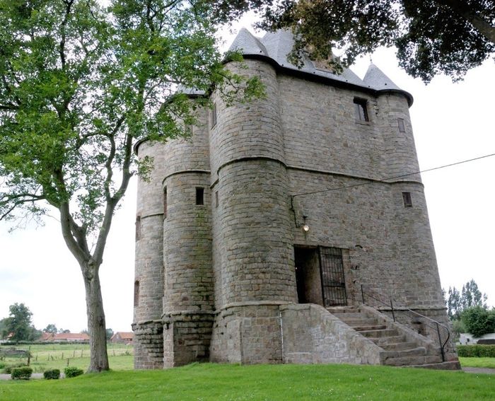 la mairie : le donjon de Bours