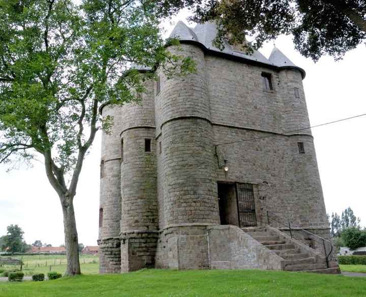 la mairie : le donjon de Bours