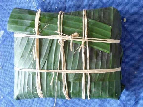 ballotin en feuille de bananier et raphia