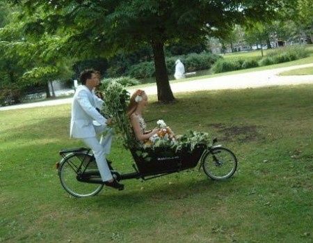 mariés en vélo biporteur
