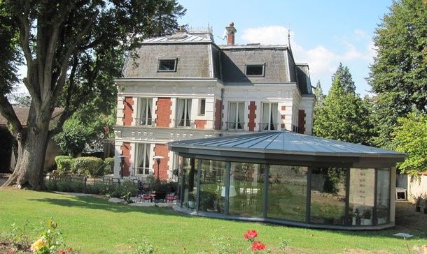 La salle de réception tout en baie vitrée sur le jardin