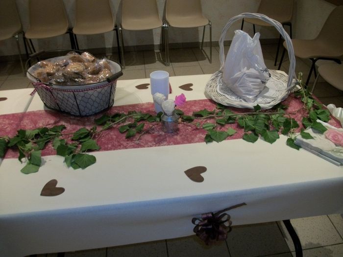 La table du vin d'honneur avec les boissons et gâteaux 