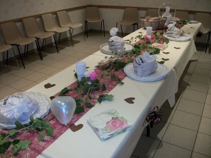 La table du vin d'honneur avec les boissons et gâteaux 