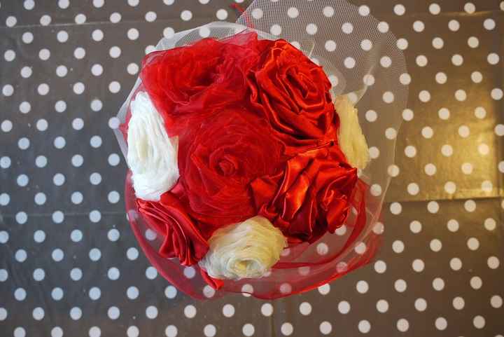 Bouquet de roses rouges et ivoire