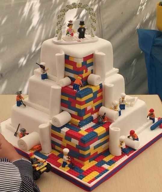 Wedding Cake "Lego" avec l'inscription "6 mai 2023" sur la première face blanche du gâteau au niveau