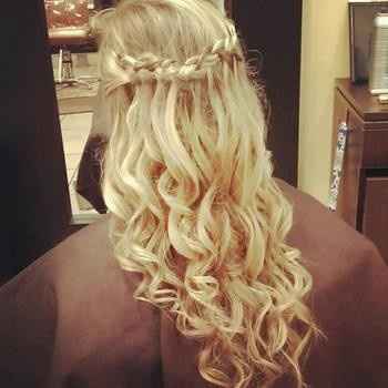 Coiffure pour un mariage en tant qu'invitée.