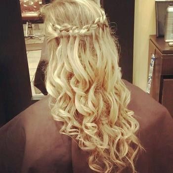 Coiffure pour un mariage en tant qu'invitée.