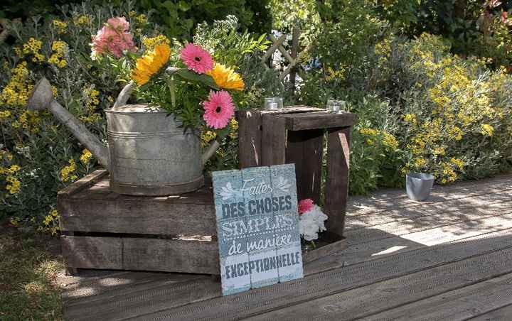 Arrosoir zinc et caisses de pommes