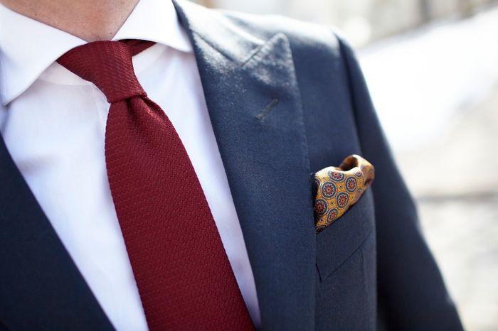 Les motifs de la pochette associent le rouge de la cravate et le bleu du costume (et même le blanc d