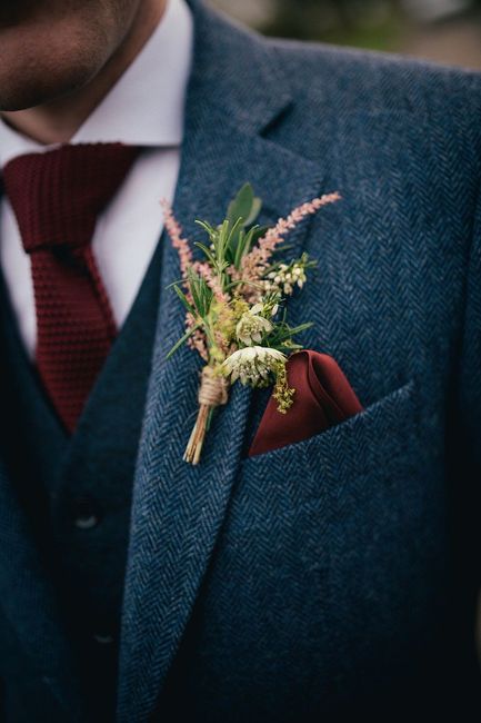 Jeu de textures (soie lisse et tricot de soie) sur la base d'une même couleur bordeaux