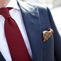 Les motifs de la pochette associent le rouge de la cravate et le bleu du costume (et même le blanc d