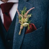 Jeu de textures (soie lisse et tricot de soie) sur la base d'une même couleur bordeaux