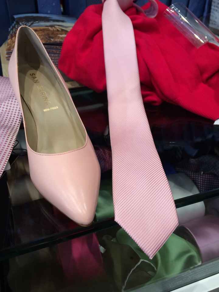 Chaussures et guêpière en poche trop contente - 2