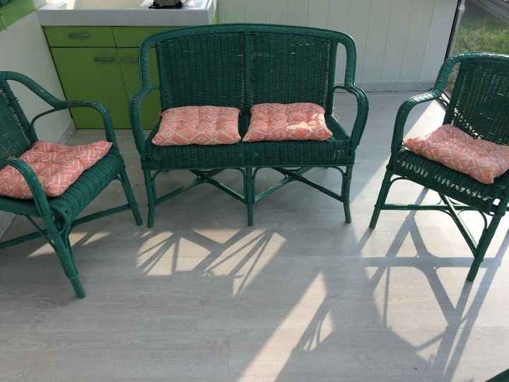 Fauteuils devant la toile