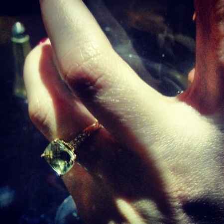 Qui porte une bague de fiançailles ? - 1