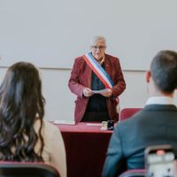 Un moment plein d’émotion à la mairie du 15ᵉ arrondissement de Paris. Le regard complice des mariés,